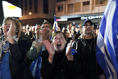 Anhänger von Anastasiades feiern am Sonntag in Nikosia den ... Anhänger von Anastasiades feiern am Sonntag in Nikosia den ...