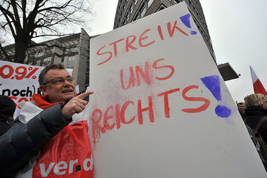 Beschäftigte der Rechtsschutz-GmbH demonstrieren vor DGB-Bu... Beschäftigte der Rechtsschutz-GmbH demonstrieren vor DGB-Bu...