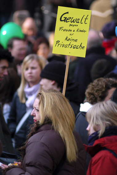 Das Gewaltschutzgesetz von 1997 verbesserte die Lage der Frauen Das Gewaltschutzgesetz von 1997 verbesserte die Lage der Frauen