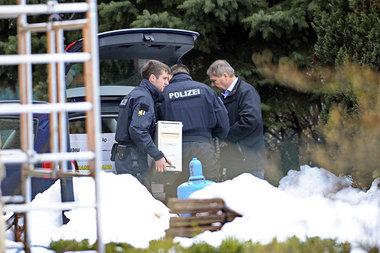 Polizisten durchsuchten am Mittwoch eine Wohnung in B&auml;rwald...