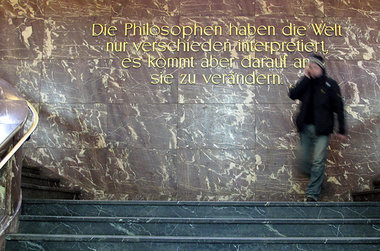 Im Foyer der Humboldt Universatät zu Berlin – »Marx, der den phi... Im Foyer der Humboldt Universatät zu Berlin – »Marx, der den phi...