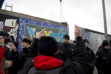 Auseinandersetzungen mit Polizisten am Rande des Protests Auseinandersetzungen mit Polizisten am Rande des Protests