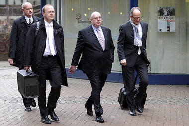 Treffen der High-Society vor dem Kadi: »Immobilienentwickler« Jo... Treffen der High-Society vor dem Kadi: »Immobilienentwickler« Jo...