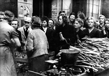 Frauen am Rande des Angebots, Berlin 1945