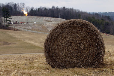 Tr&uuml;gerische Idylle: Gasfackel einer (Fracking-)Bohrung im U...