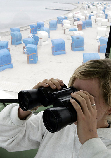 Sicherheit: Rettungsschwimmerin am Ostseestrand von Stade