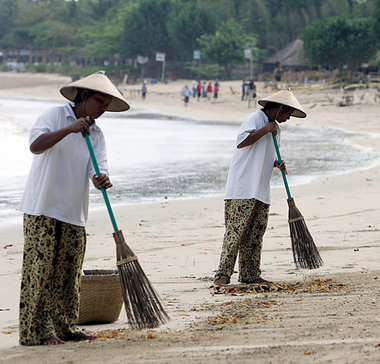 Sauberkeit: Angestellte eines Luxushotels auf der Insel Bali