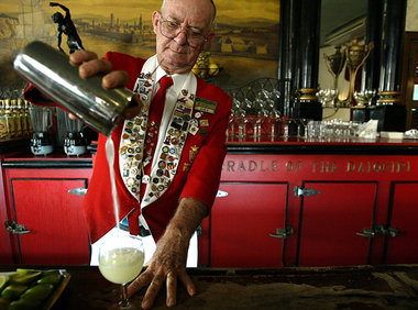 Genuß: Barmann in Havannas berühmter Bar El Floridita