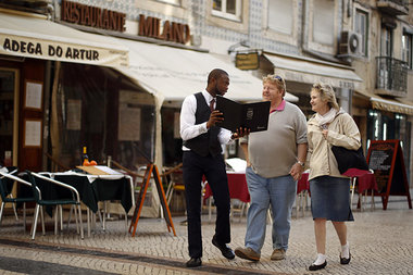 Werbung: Kellner vor einem Lokal in Lissabons Innenstadt