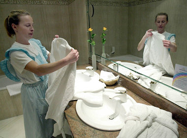 Zimmermädchen im Wörlitzer Hotel »Zum Stein«, Sachsen-Anhalt