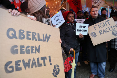 Nach einem brutalen rassistisch motivierten Angriff auf den Keni...