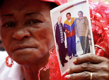 Eine Anh&auml;ngerin von Hugo Ch&aacute;vez zeigt ein Foto, das ...