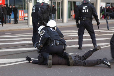 Mit voller H&auml;rte gegen links: Festnahme eines Antifaschiste...