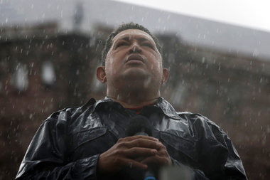Hugo Chávez in strömendem Regen bei der Wahlkampfabschlußkundgeb...