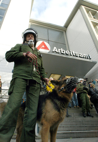Polizeischutz für Arbeitsamt gegen Hartz-IV-Proteste 2005 i... Polizeischutz für Arbeitsamt gegen Hartz-IV-Proteste 2005 i...