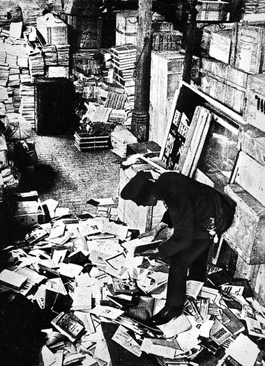 F&uuml;r die Verbrennung beschlagnahmte B&uuml;cher (Mai 1933, M...
