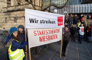Wiesbadener Theaterbeschäftigte am Mittwoch im Ausstand &nd... Wiesbadener Theaterbeschäftigte am Mittwoch im Ausstand &nd...