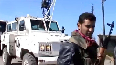 Aufständischer vor UN-Fahrzeug in Provinz Daraa &ndash... Aufständischer vor UN-Fahrzeug in Provinz Daraa &ndash...