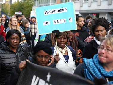 Flüchtlingsfrauen werden heute – wie auf dieser Demo ... Flüchtlingsfrauen werden heute – wie auf dieser Demo ...
