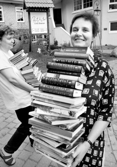 Für zwei Bände, die der Gast mitbringt, kann er ein Buch seiner ...