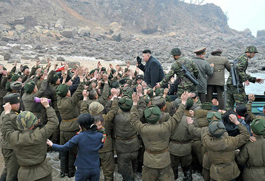 Nordkoreas Staats- und Parteichef Kim Jong Un am Donnerstag bei ...