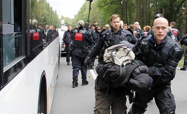 Festnahme bei einer Spontandemonstration gegen die geplante Gefe... Festnahme bei einer Spontandemonstration gegen die geplante Gefe...