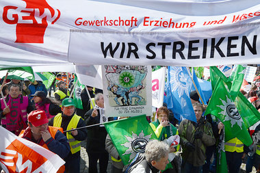 Enorme Kampfbereitschaft: Lehrer auf einer Streikdemonstration a...