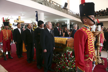 Ehrenwache der Staatschefs am Sarg (v. l.): Rafael Correa (Ecuad...