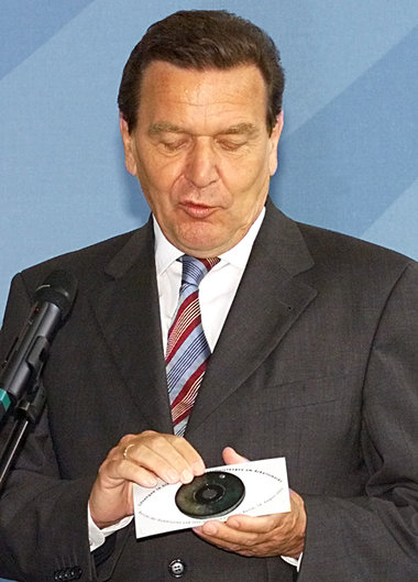 Kanzler Schröder 2002 mit Hartz-Vorschlägen auf CD Kanzler Schröder 2002 mit Hartz-Vorschlägen auf CD