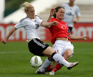 Dem Ball voraus: Leonie Maier und Solfrid Andersen Dahle Dem Ball voraus: Leonie Maier und Solfrid Andersen Dahle
