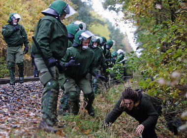 Jährlich wiederholen sich diese Bilder: Polizei jagt wehrlose De... Jährlich wiederholen sich diese Bilder: Polizei jagt wehrlose De...