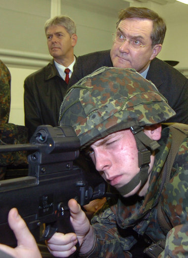 Zielzuweisung? Verteidigungminister Jung bei einem Truppenbesuch Zielzuweisung? Verteidigungminister Jung bei einem Truppenbesuch
