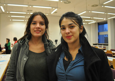 Unvermummt in den Wahlkampf: Camila Vallejo (li.) und Karol Cari...