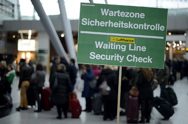 Flughafen D&uuml;sseldorf am Montag: Jeder dritte Flug wurde ges...