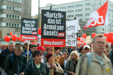 Seit zehn Jahren dagegen: Im Oktober 2004 demonstrierten &uuml;b...