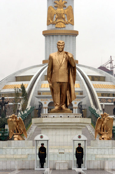 Starkes Ego, schwaches Herz: »Turkmenbaschi«, der »Vater aller T... Starkes Ego, schwaches Herz: »Turkmenbaschi«, der »Vater aller T...