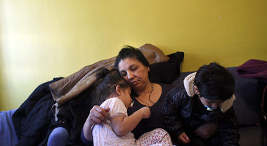 Emilia Montoya Vázquez wartet mit ihren zwei Enkelkindern... Emilia Montoya Vázquez wartet mit ihren zwei Enkelkindern...