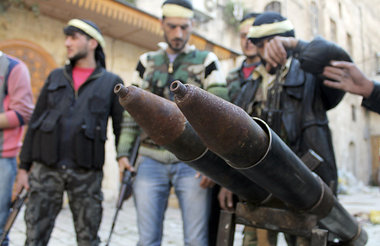 Angehörige der »Freien Syrischen Armee« hinter ... Angehörige der »Freien Syrischen Armee« hinter ...