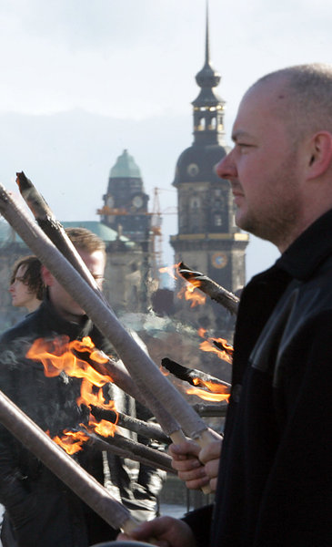 Brandstifter am Werk: Neonazis in Sachsen marschierten 60 Jahre ... Brandstifter am Werk: Neonazis in Sachsen marschierten 60 Jahre ...
