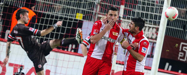 Uups, Handku&szlig;! Torsten Mattuschka (Mitte) und Baris &Ouml;...