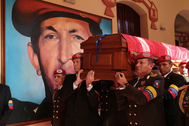 Soldaten tragen den Sarg von Hugo Ch&aacute;vez zu dessen letzte...