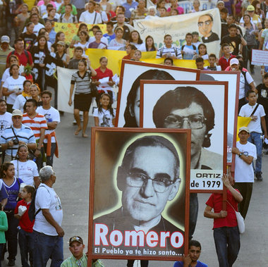 Gedenkmarsch f&uuml;r Erzbischof Romero und unz&auml;hlige weite...