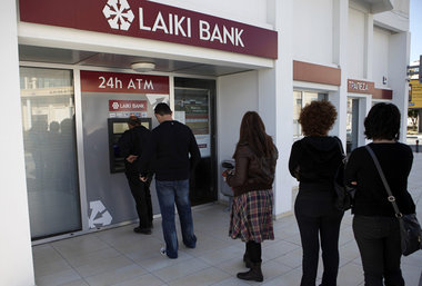 Schlange an Zyperns Bankautomaten, wo es seit Samstag nichts zu ...