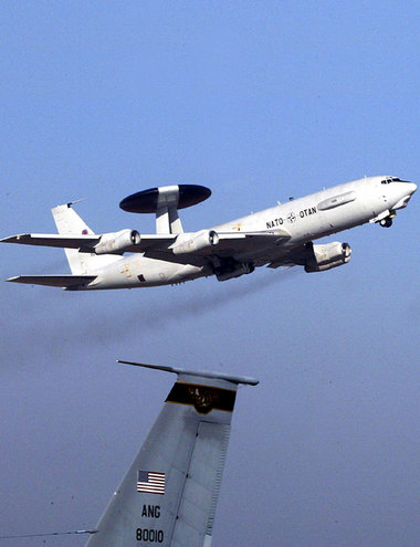AWACS-Aufklärer startet vom NATO-Luftwaffenstützpunkt Gelsenkirc... AWACS-Aufklärer startet vom NATO-Luftwaffenstützpunkt Gelsenkirc...