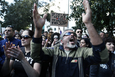 Proteste gegen Enteignung der Kleinsparer vor dem Parlament in N...