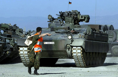 Bundeswehrsoldaten bereiten einen »Marder«-Schützenpanzer auf de... Bundeswehrsoldaten bereiten einen »Marder«-Schützenpanzer auf de...
