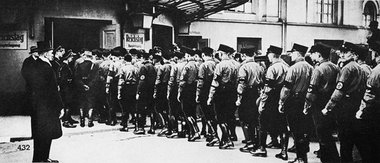 Brauner Terror: Angehörige von SA und SS marschieren am 23.... Brauner Terror: Angehörige von SA und SS marschieren am 23....
