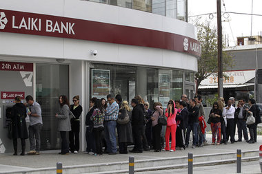 Nach dem Ultimatum der EZB bildeten sich vor Bankfilialen in Nik...