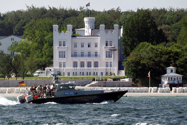 Polizeischnellboot vor dem Grand Hotel Kempinski in Heiligendamm... Polizeischnellboot vor dem Grand Hotel Kempinski in Heiligendamm...