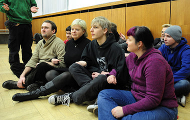 Gesine Lötzsch (2. v. l.) bei einem Blockadetraining des Bündnis...